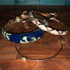 Four paired beautiful bangle bracelets included